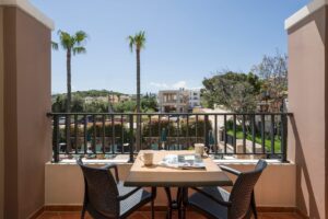 Deluxe One-Bedroom Apartment (2 Adults + 2 Children)
