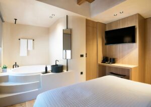 Lovers’ Nest with Indoor Tub